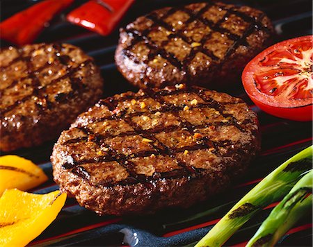 Hamburgers et légumes sur le gril Photographie de stock - Premium Libres de Droits, Code: 659-03520889