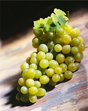 Bunch of Green Grapes on Wood Stock Photo - Premium Royalty-Free, Code: 659-03520946