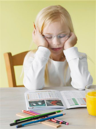 pencil crayon - Girl reading a school book Foto de stock - Sin royalties Premium, Código: 659-03521575