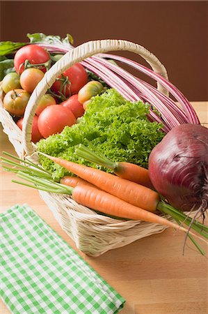 Fresh carrots, beetroot, lettuce and tomatoes in basket Stock Photo - Premium Royalty-Free, Code: 659-03522054