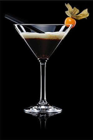 simsearch:659-01850296,k - White Russian (Drink made with coffee liqueur, vodka & cream) Stock Photo - Premium Royalty-Free, Code: 659-03523715