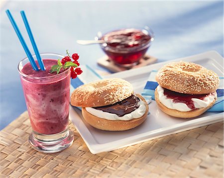 Milkshake and bagels with sweet filling for breakfast Foto de stock - Sin royalties Premium, Código: 659-03534301