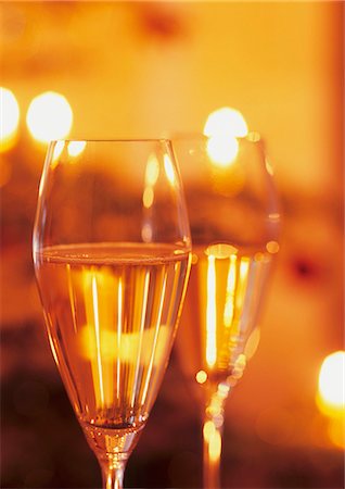 food or drink - Deux verres de vin mousseux dans la lumière tamisée Photographie de stock - Premium Libres de Droits, Code: 659-03534446