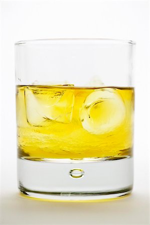 simsearch:659-03534837,k - Rusty Nail (Cocktail avec Scotch et Drambuie) Photographie de stock - Premium Libres de Droits, Code: 659-03534835