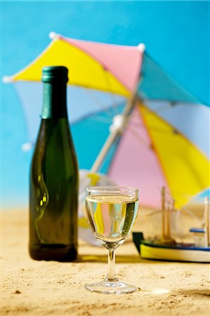 sun umbrella - Glass and bottle of white wine in a summery setting Stock Photo - Premium Royalty-Free, Code: 659-03534842