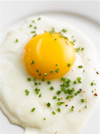 egg dish - Fried egg with chives and pepper (Close up) Stock Photo - Premium Royalty-Free, Code: 659-03535327