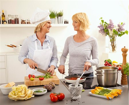 friends cooking inside - Hobby cooks cooking a meal Stock Photo - Premium Royalty-Free, Code: 659-03535429