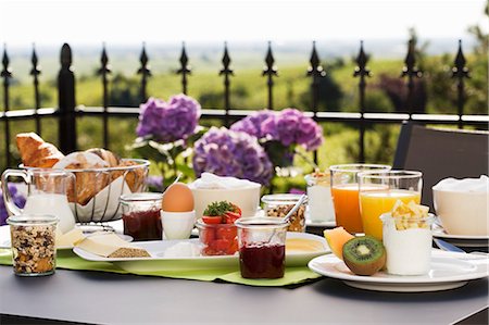 Table de petit déjeuner à l'extérieur Photographie de stock - Premium Libres de Droits, Code: 659-03536304