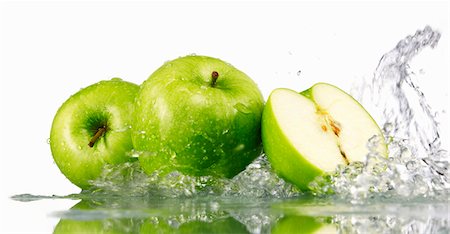 simsearch:659-07610418,k - Green apples, whole and halved, with splashing water Stock Photo - Premium Royalty-Free, Code: 659-03536604