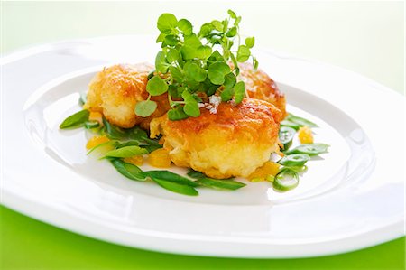 Fried breaded scallops with watercress Stock Photo - Premium Royalty-Free, Code: 659-03536652