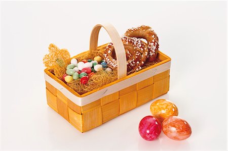 simsearch:659-03536847,k - Pastries & sugar eggs in Easter basket, coloured eggs beside it Foto de stock - Sin royalties Premium, Código: 659-03536837