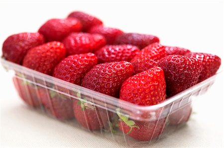 simsearch:659-06186270,k - Fresh strawberries in plastic punnet Stock Photo - Premium Royalty-Free, Code: 659-03536951