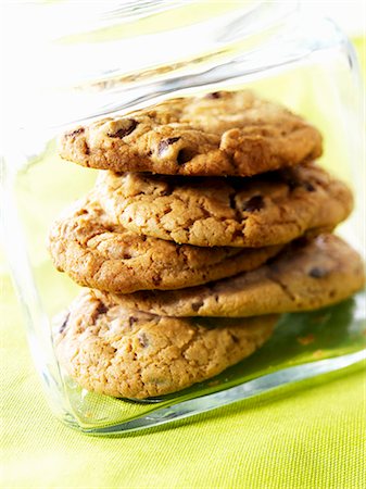 Peanut Butter Chocolate Chip Cookies in a Glass Jar Foto de stock - Sin royalties Premium, Código: 659-03537676