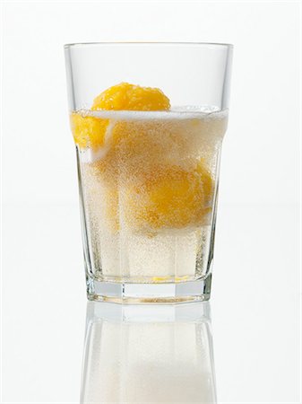 simsearch:659-01850296,k - Prosecco with peach sorbet Stock Photo - Premium Royalty-Free, Code: 659-03530098