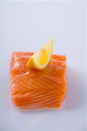 simsearch:659-03535097,k - Salmon fillet with lemon wedge Foto de stock - Sin royalties Premium, Código: 659-03530132