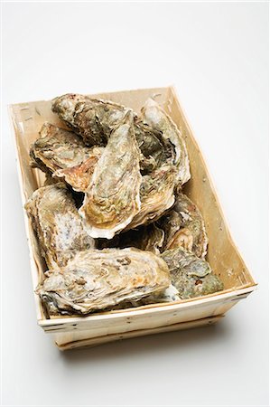 simsearch:659-03535097,k - Fresh oysters in woodchip basket Foto de stock - Sin royalties Premium, Código: 659-03530393
