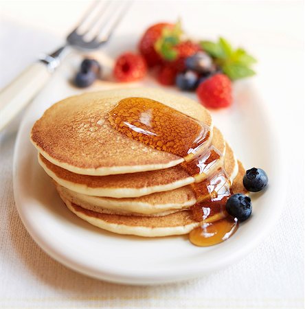 pancake - Stack of Pancakes with Maple Syrup with Berries Stock Photo - Premium Royalty-Free, Code: 659-03530570