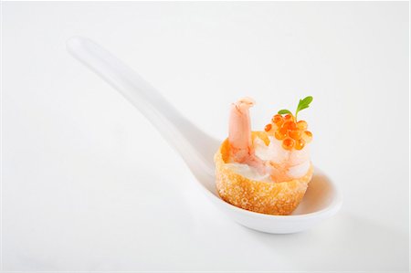 Croustade filled with garlic cream, prawn, salmon caviar on spoon Stock Photo - Premium Royalty-Free, Code: 659-03531051