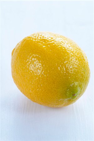 single lemon - A whole lemon Stock Photo - Premium Royalty-Free, Code: 659-03531482