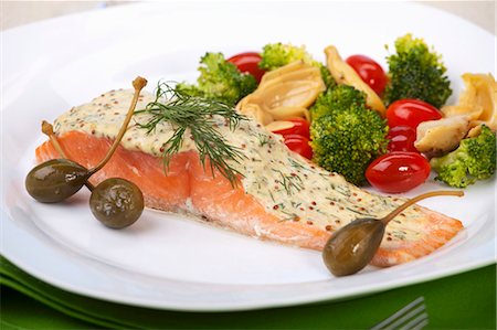Salmon fillet with mustard & dill sauce, vegetables, caper berries Stock Photo - Premium Royalty-Free, Code: 659-03531703