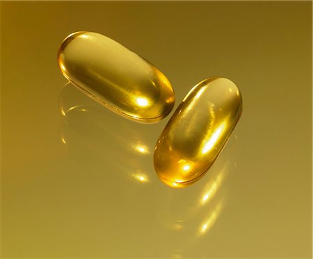 Two fish oil capsules Stock Photo - Premium Royalty-Free, Code: 659-03531888