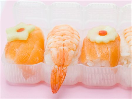 food and fast food - Sushis à emporter (gros plan) Photographie de stock - Premium Libres de Droits, Code: 659-03532252