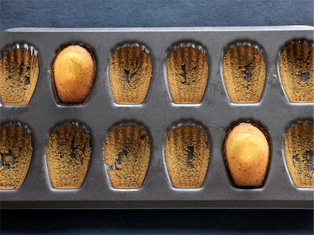 Madeleines in a tin mould Stock Photo - Premium Royalty-Free, Code: 652-05806800