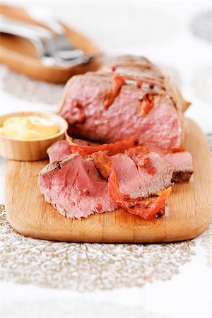 simsearch:652-05807406,k - Roast beef with pink peppercorns and sun-dried tomatoes Stock Photo - Premium Royalty-Free, Code: 652-05807134