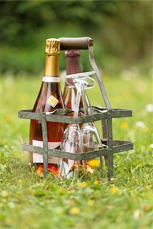 simsearch:825-05985931,k - Glasses and bottles of Champagne in a metal bottle carrier Stock Photo - Premium Royalty-Free, Code: 652-05807175