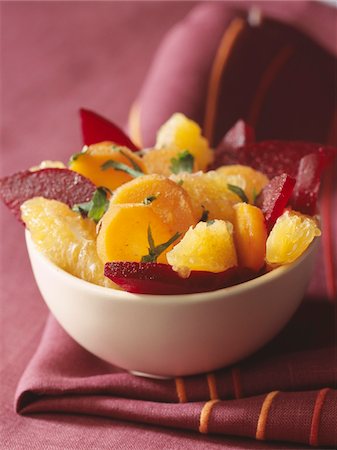 Salade de betteraves rouges, carottes et orange Photographie de stock - Premium Libres de Droits, Code: 652-05807488