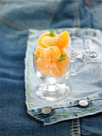 frosted - Frosted tangerine segments with basil Stock Photo - Premium Royalty-Free, Code: 652-05807994