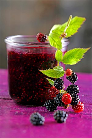 Jar of blackberry jam Stock Photo - Premium Royalty-Free, Code: 652-05808172