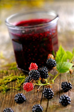 Jar of blackberry jam Foto de stock - Sin royalties Premium, Código: 652-05808173