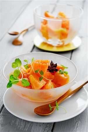 summer light - Melon fruit salad with peach puree and fresh mint Foto de stock - Sin royalties Premium, Código: 652-05808519