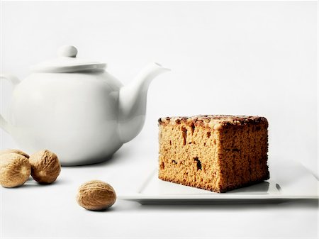 Nutmeg-flavored gingerbread and a teapot Stock Photo - Premium Royalty-Free, Code: 652-05808552