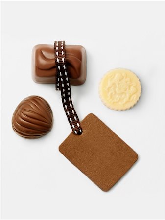 Three chocolates and a blanck tag Stock Photo - Premium Royalty-Free, Code: 652-05808809