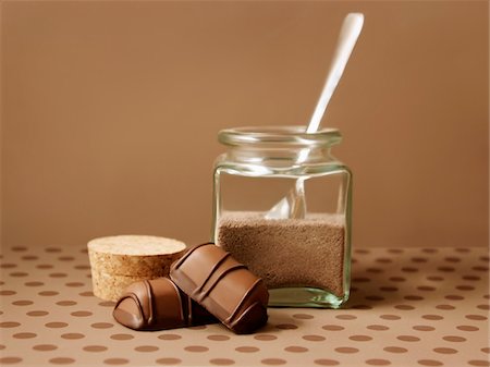 Small pot of chocolate powder and two chocolates Foto de stock - Sin royalties Premium, Código: 652-05808896