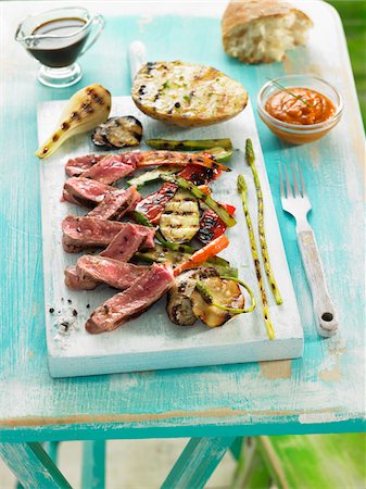 simsearch:825-05985428,k - Veal fillet with grilled vegetables Stock Photo - Premium Royalty-Free, Code: 652-05809174