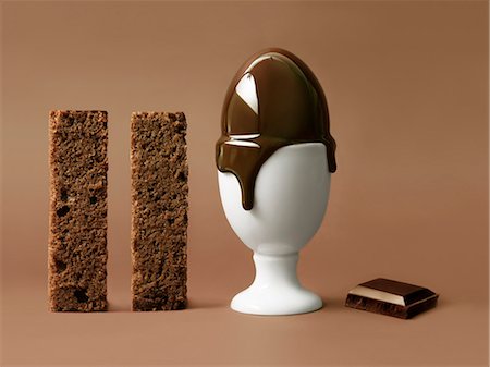 Melting chocolate egg in an eggcup Stock Photo - Premium Royalty-Free, Code: 652-06818813