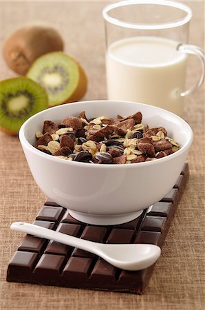 Chocolate muesli Stock Photo - Premium Royalty-Free, Code: 652-07655294