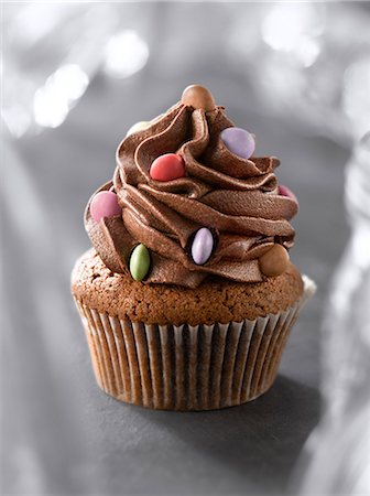 Chocolate and Smarties cupcakes Photographie de stock - Premium Libres de Droits, Code: 652-07655846