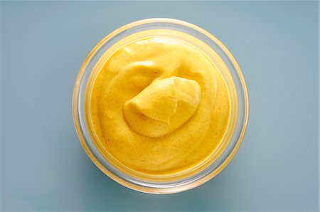 Small bowl of mustard Photographie de stock - Premium Libres de Droits, Code: 652-07655889