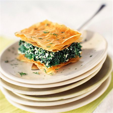 fashion plate - Spanakopita, spinach and feta flaky pastry Stock Photo - Premium Royalty-Free, Code: 652-01666976