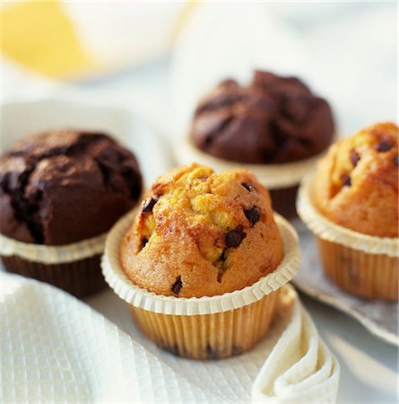 Chocolate muffins and chocolate chip muffins Foto de stock - Sin royalties Premium, Código: 652-03635099