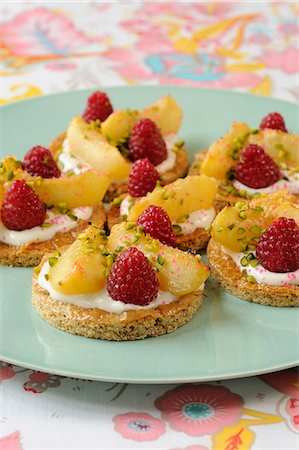 shortbread - White peach and raspberry shortbread tartlets Stock Photo - Premium Royalty-Free, Code: 652-03804313