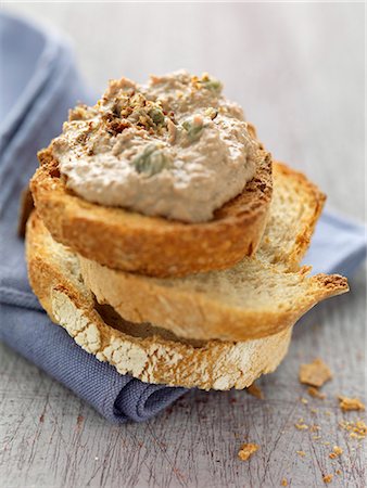 simsearch:652-03804848,k - Chicken liver paté with capers on toast Stock Photo - Premium Royalty-Free, Code: 652-03804870
