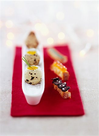 fancy (highly decorated) - Quails eggs with their shells and fancy fingers of bread Foto de stock - Sin royalties Premium, Código: 652-03801152