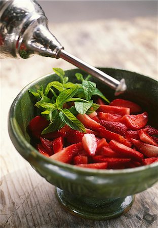 pourer - Orange-blossom flavored strawberry fruit salad Stock Photo - Premium Royalty-Free, Code: 652-03801807