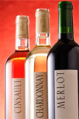 stamp (imprinted mark) - Bouteilles de vin avec étiquettes Photographie de stock - Premium Libres de Droits, Code: 652-03802928
