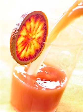 drink flowing - Verser un verre de sang de jus d'orange Photographie de stock - Premium Libres de Droits, Code: 652-03803024